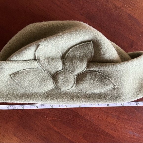 WINTER HAT - 100% wool hat with sewn large, lovely flower. - Picture 6 of 6